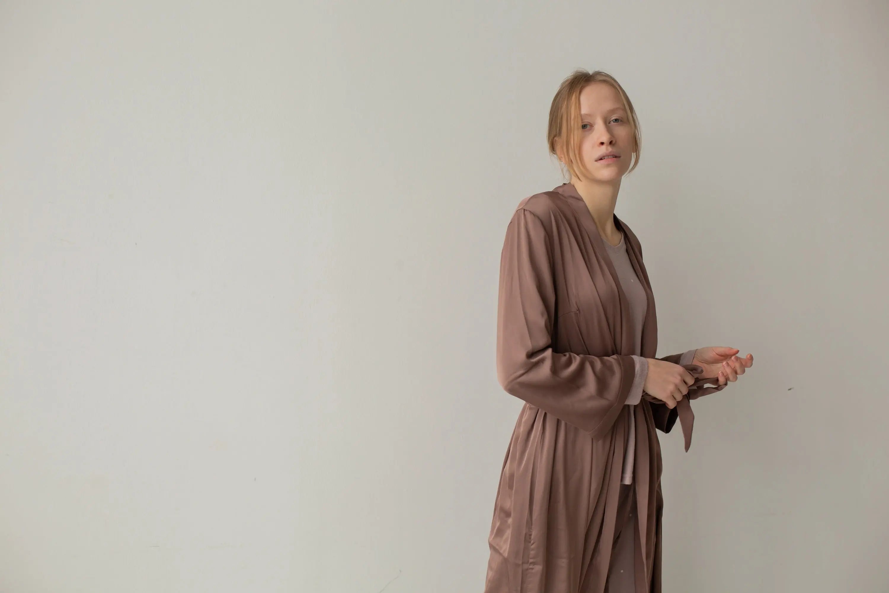 Esploriamo l'eleganza: differenza tra vestaglia, kimono, parigina e camicia da notte - evabiancheria