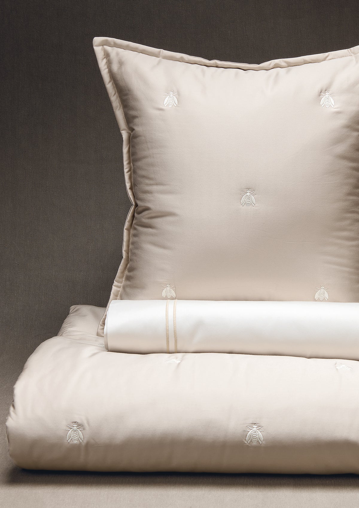 Trapunta con ricamo Biancheria Api Satin Trap Mastro Raphael