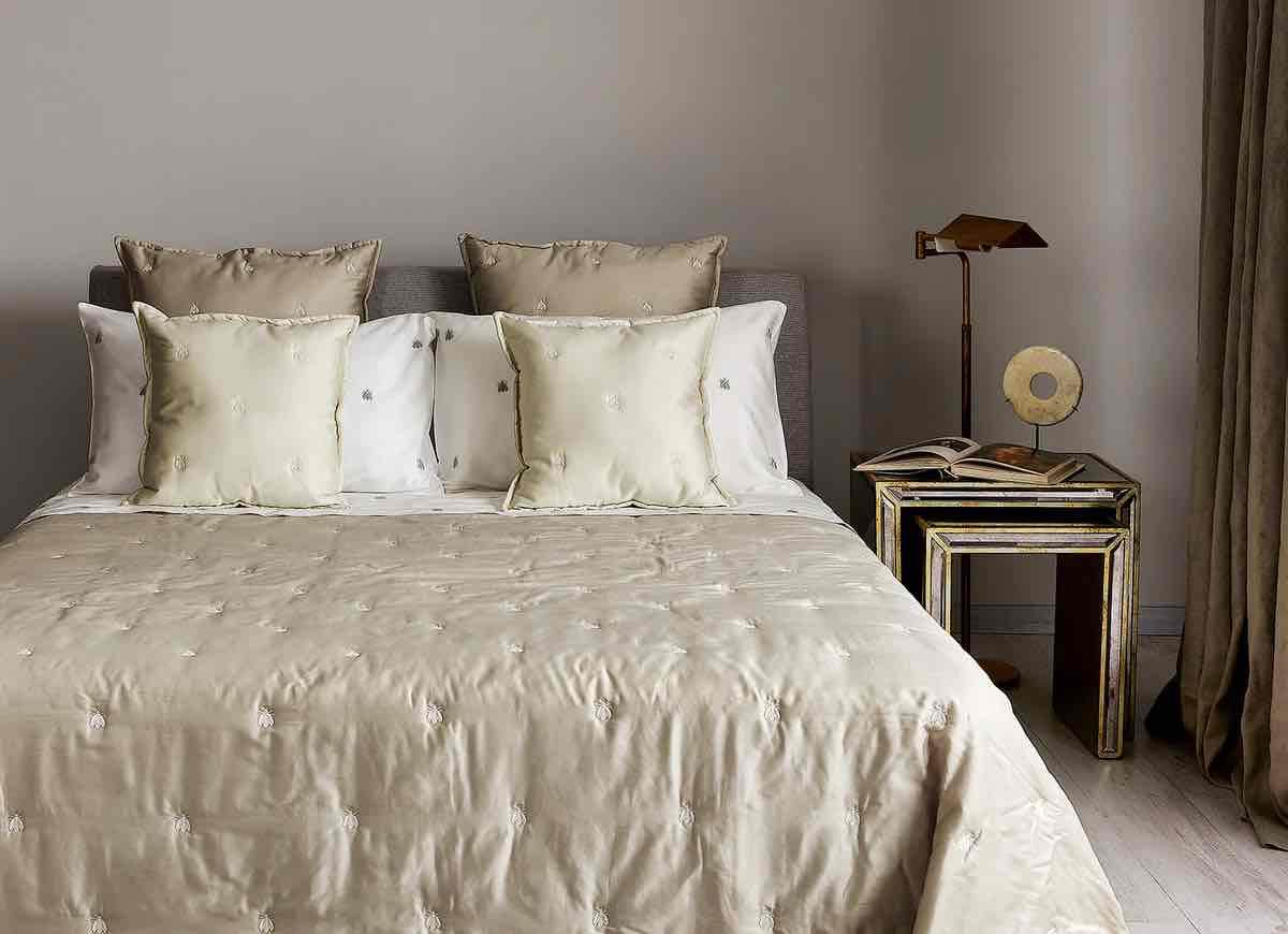 Quilt con ricamo Biancheria Api Satin Quilt Mastro Raphael - evabiancheria