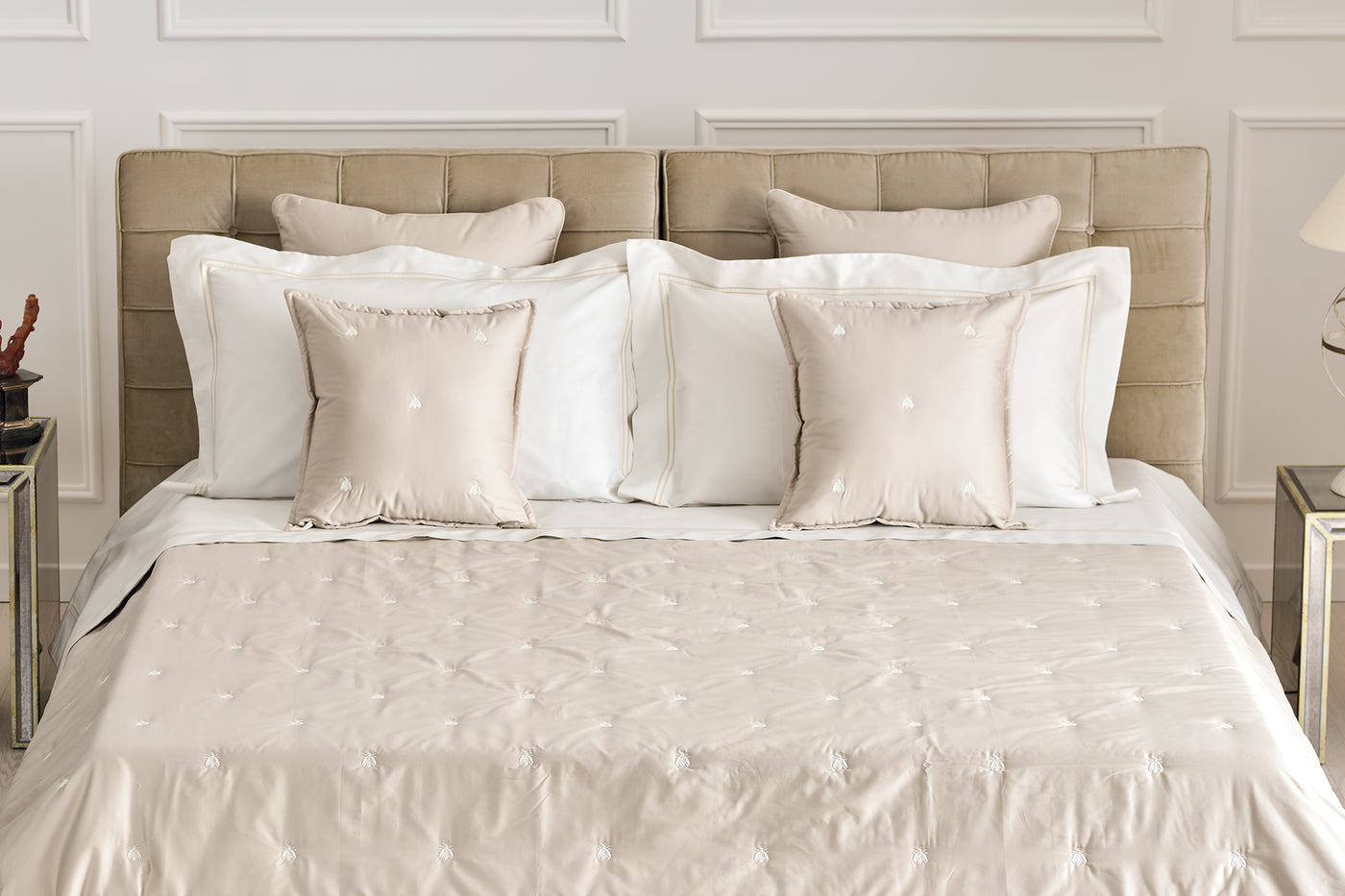 Trapunta con ricamo Biancheria Api Satin Trap Mastro Raphael