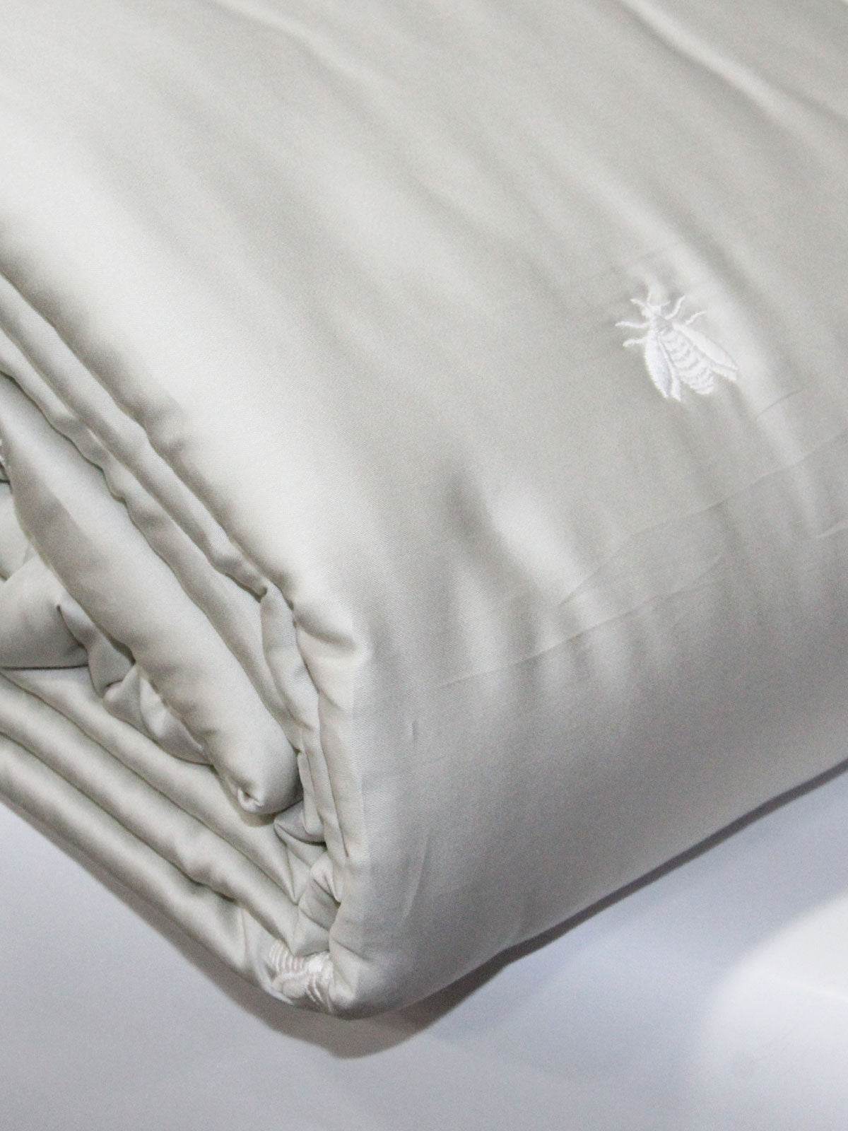 Quilt con ricamo Biancheria Api Satin Quilt Mastro Raphael - evabiancheria